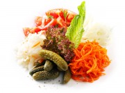 Квашенная капуста, маринованные помидоры, корнишоны, корейская морковь, маринованный лук, лист салата, зелень.