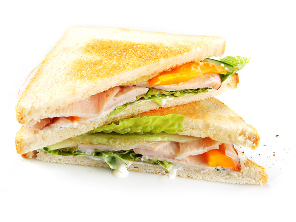 Сэндвич с копчёной грудкой и овощами и сырным соусом