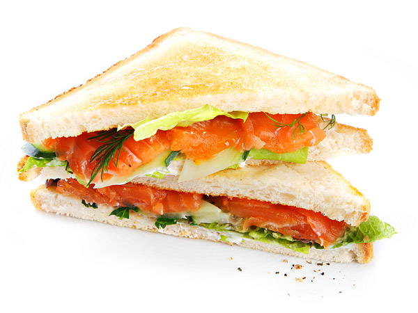Сэндвич с копчёным лососем и огурцом