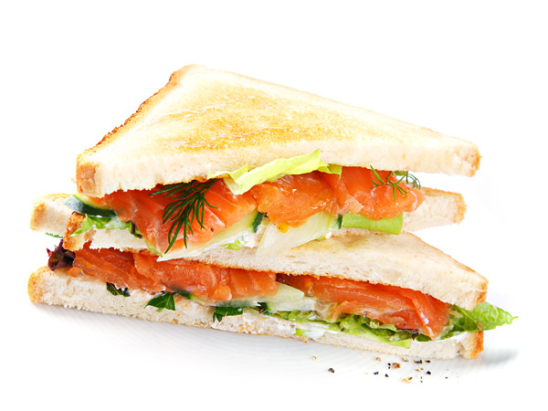 Сэндвич со слабосолёным лососем и огурцом